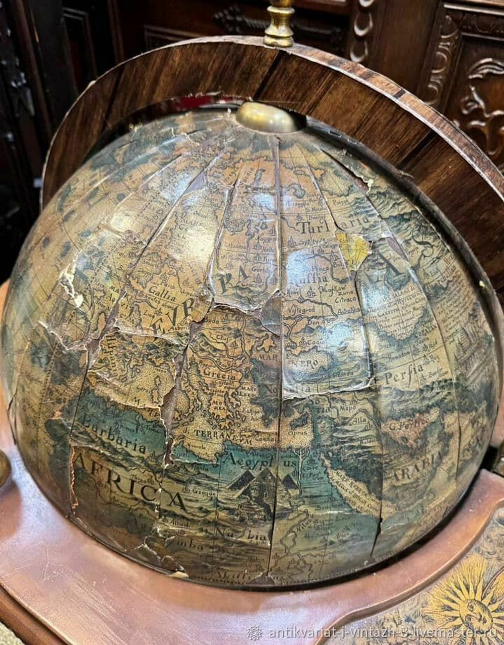 Старинный глобус бар