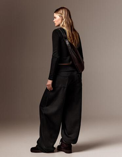 Женские брюки barrel из мягкой ткани с отворотом на поясе - BERSHKA