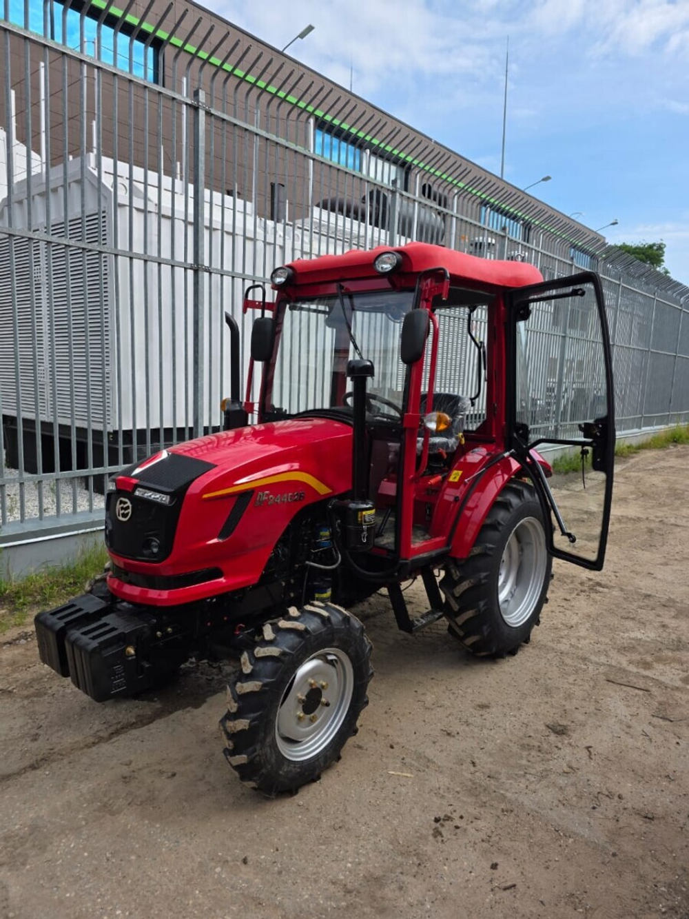 Трактор (минитрактор) Dongfeng DF-244С G2 NEW рестайлинг с кабиной — фото 1