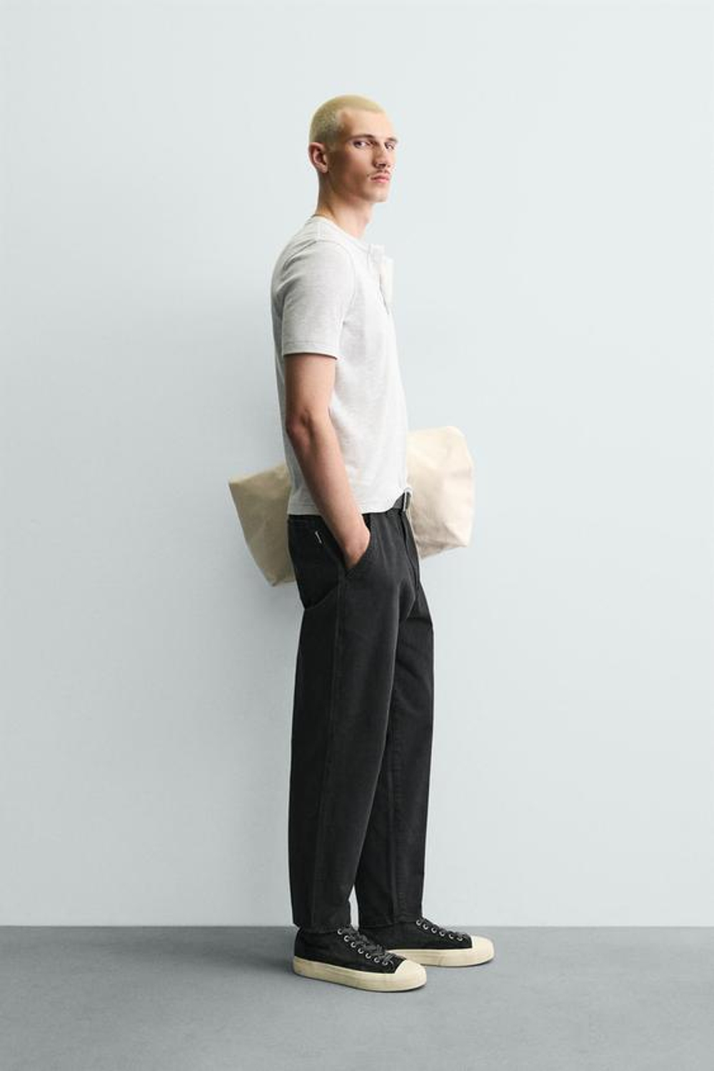 ZARA БРЮКИ CARROT FIT С ЭФФЕКТОМ ПОТЕРТОСТИ, ЧЕРНЫЙ