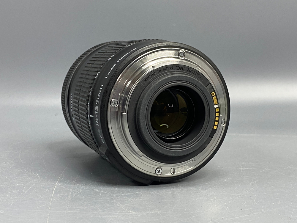 Canon EF-S 18-135mm 3.5-5.6 IS внутри передней линзы пыль