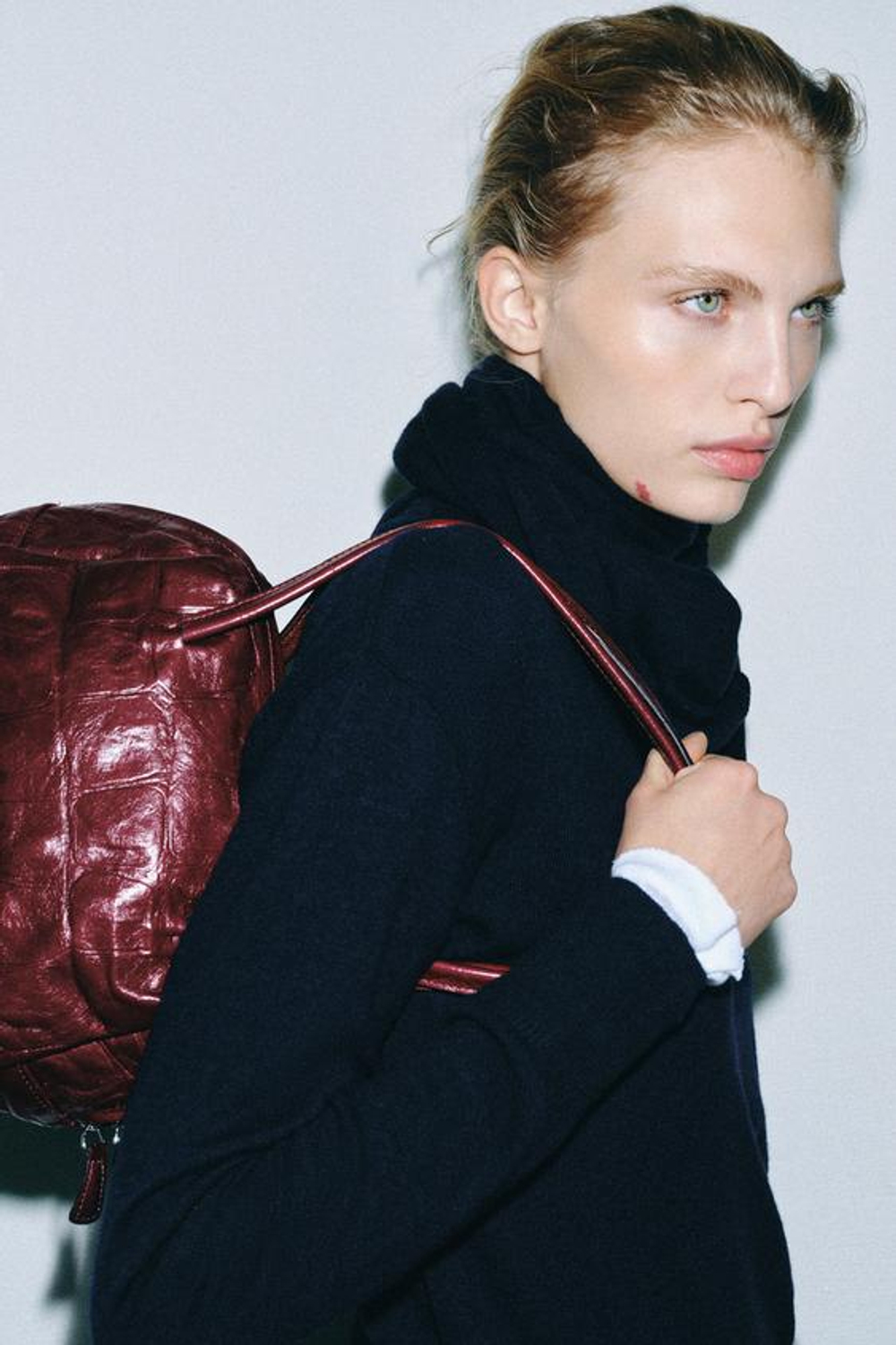 ZARA ТЕКСТУРНАЯ КОЖАНАЯ СУМКА С ПЛЕЧЕВЫМ РЕМНЕМ, КРАСНЫЙ