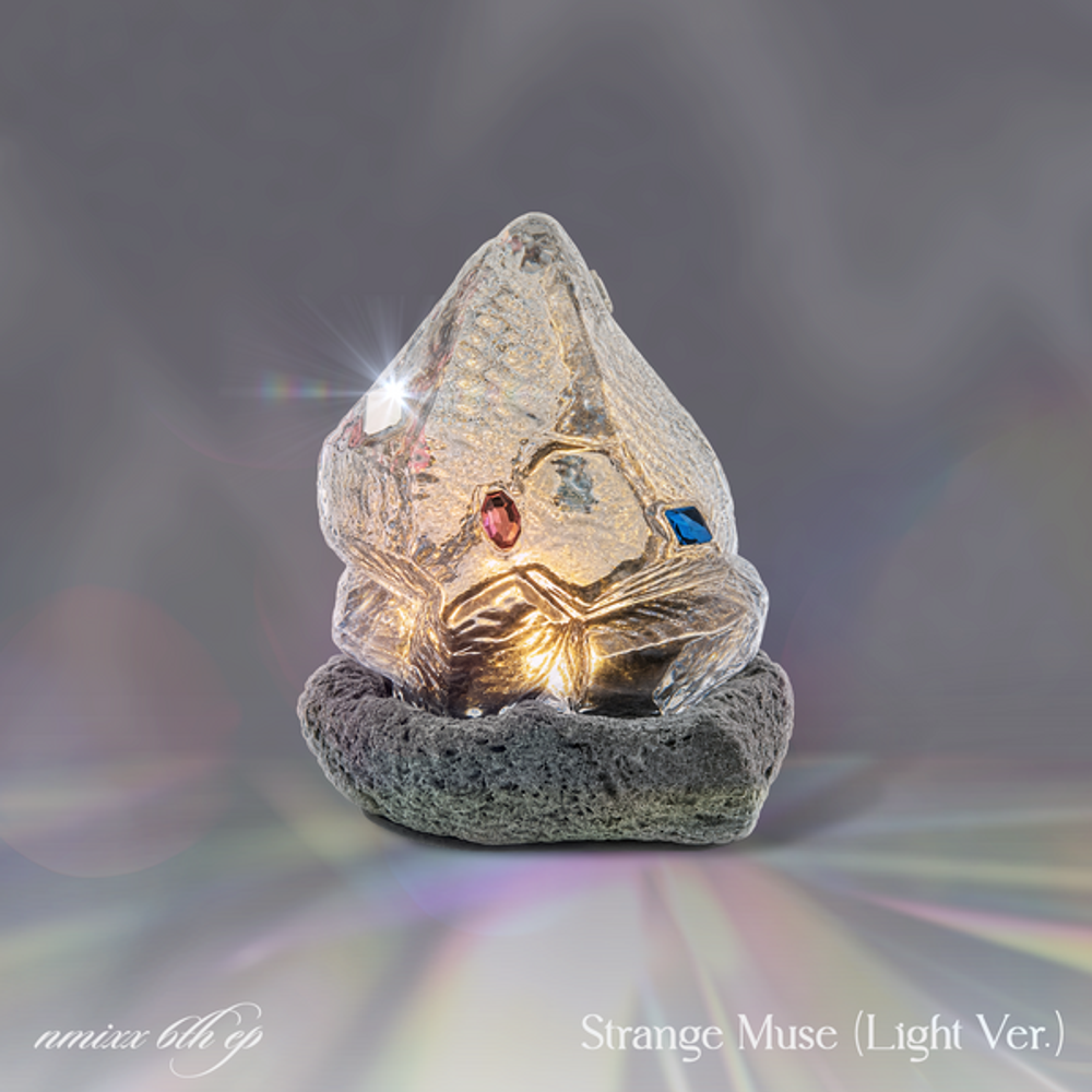 Альбом NMIXX - Strange Muse (Light Ver.)