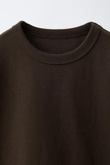 ZARA ХЛОПКОВАЯ ФУТБОЛКА В СТИЛЕ РУСТИК, КОРИЧНЕВЫЙ