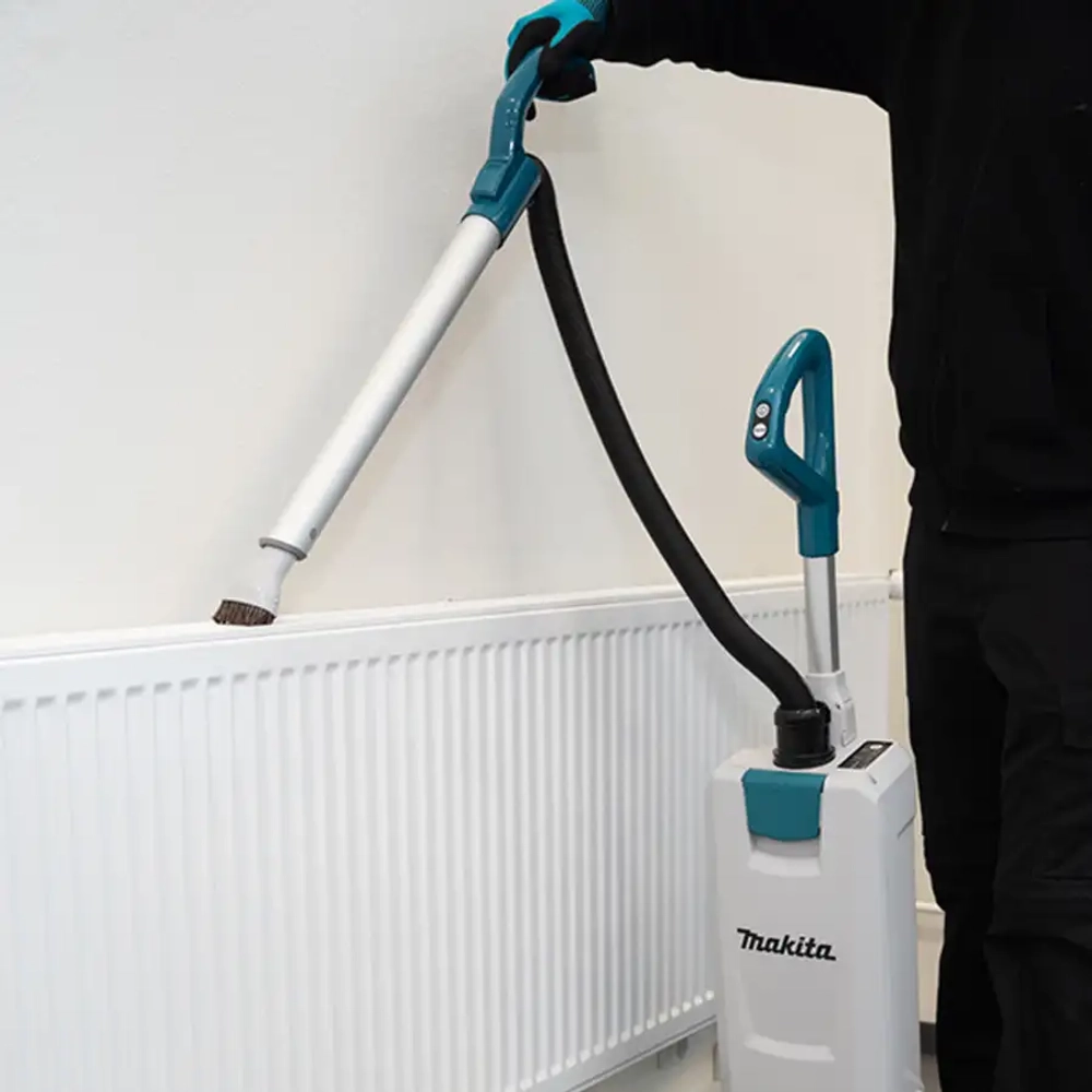 Аккумуляторный вертикальный пылесос Makita VC010GZ