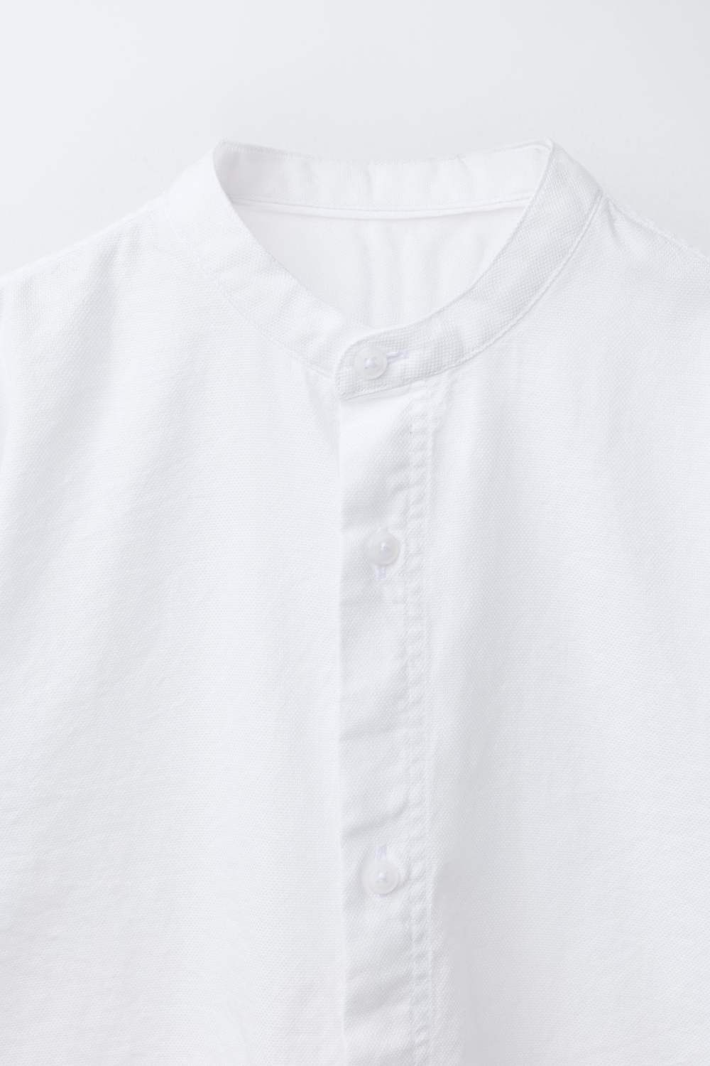 ZARA РУБАШКА ИЗ РЕЛЬЕФНОЙ ТКАНИ С ВОРОТНИКОМ-СТОЙКОЙ, БЕЛЫЙ