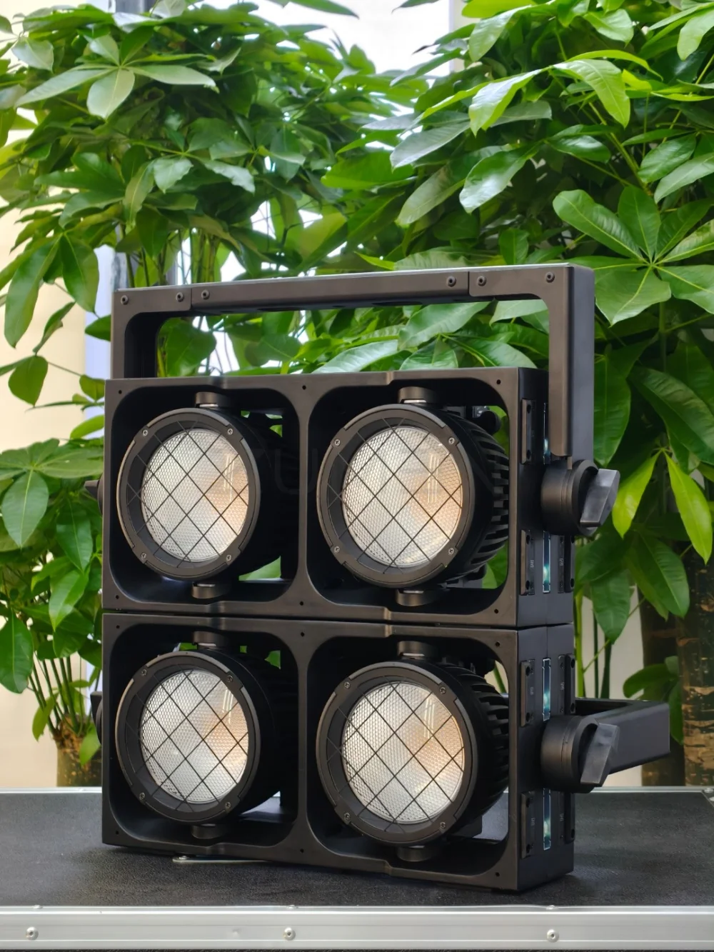 BL600-IP — уличный LED-блайндер 2×300 Вт RGBL-WW с углом 50° IP65