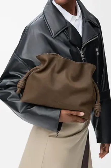 Loewe Средняя сумка-клатч Flamenco из зернистой нубуковой кожи, коричневый