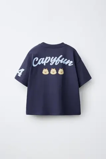 ZARA ФУТБОЛКА С ПРИНТОМ CAPIBARA CAPYFUN ©, МОРСКОЙ СИНИЙ