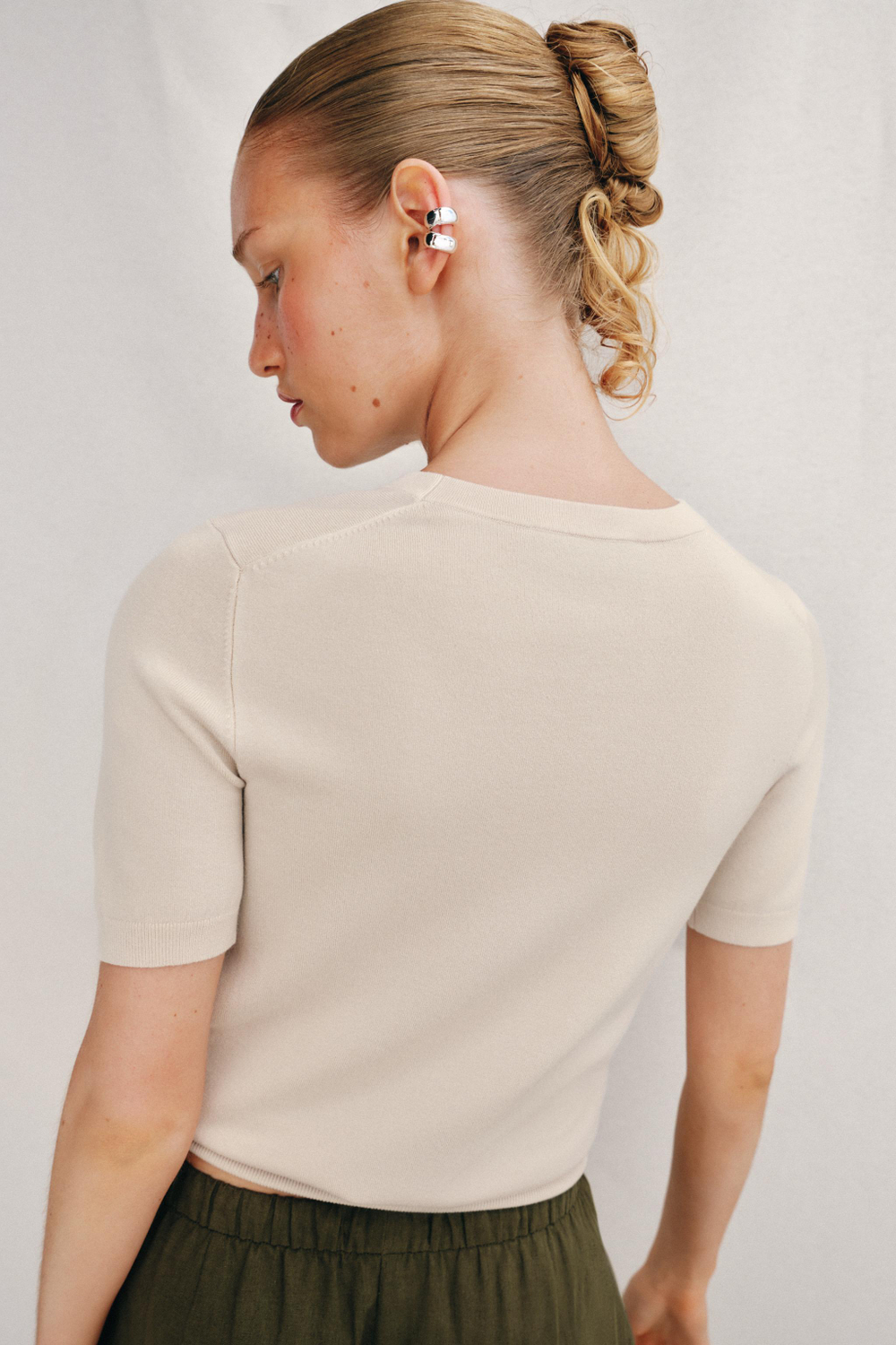 БАЗОВЫЙ ОДНОТОННЫЙ ТРИКОТАЖНЫЙ ТОП С КОРОТКИМИ РУКАВАМИ — ZARA