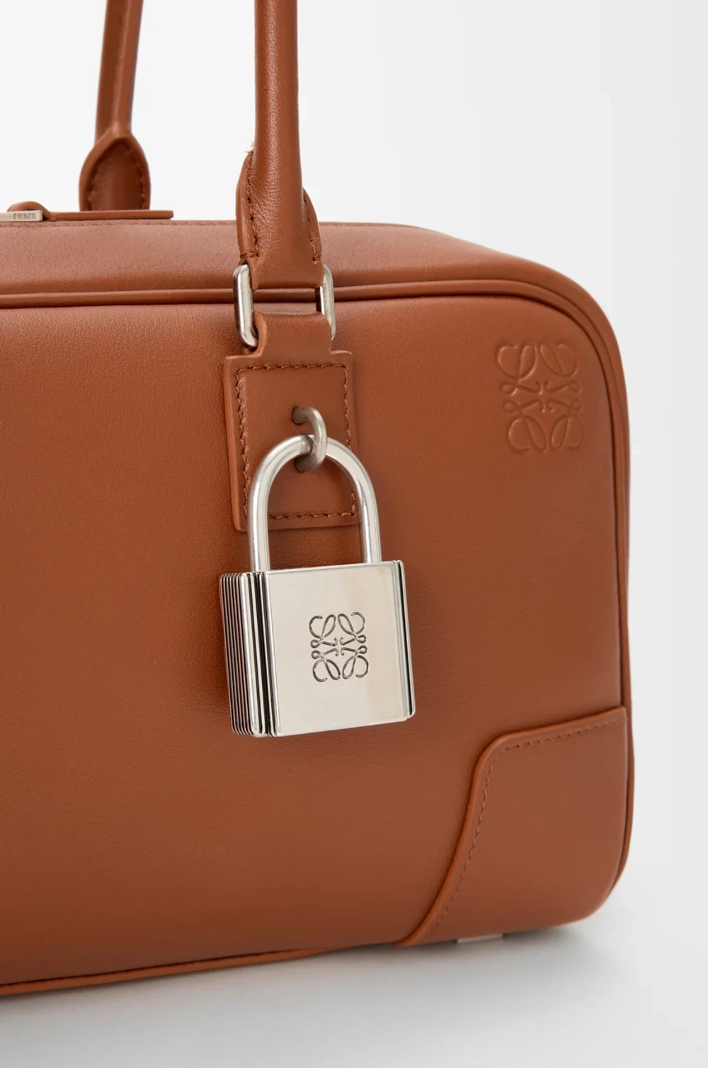Loewe Укороченная сумка Amazona 31 из блестящей телячьей кожи, светло-коричневый