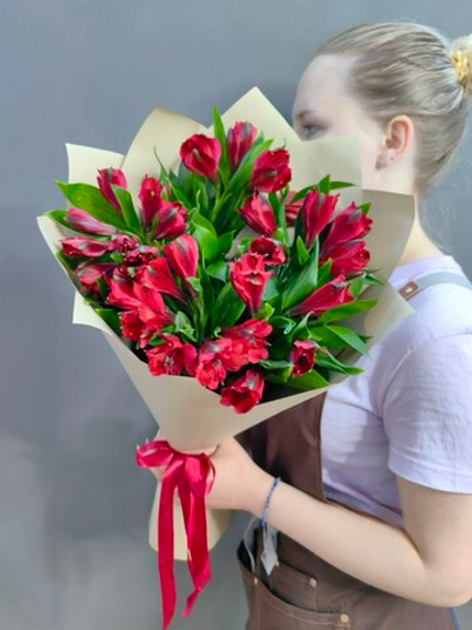 Букет из 5 красных альстромерий