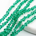 Бусина Треугольник, стекло, цвет изумрудный, размер около 3*4 мм, цена за нить 35 см