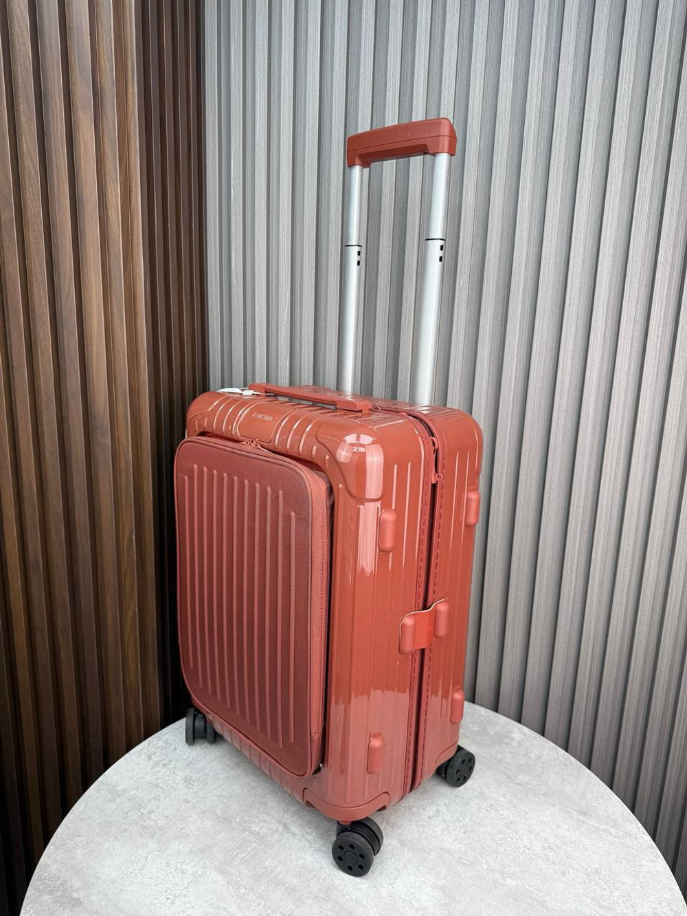Дорожный чемодан Rimowa Essential Sleeve Cabin с карманом для ноутбука