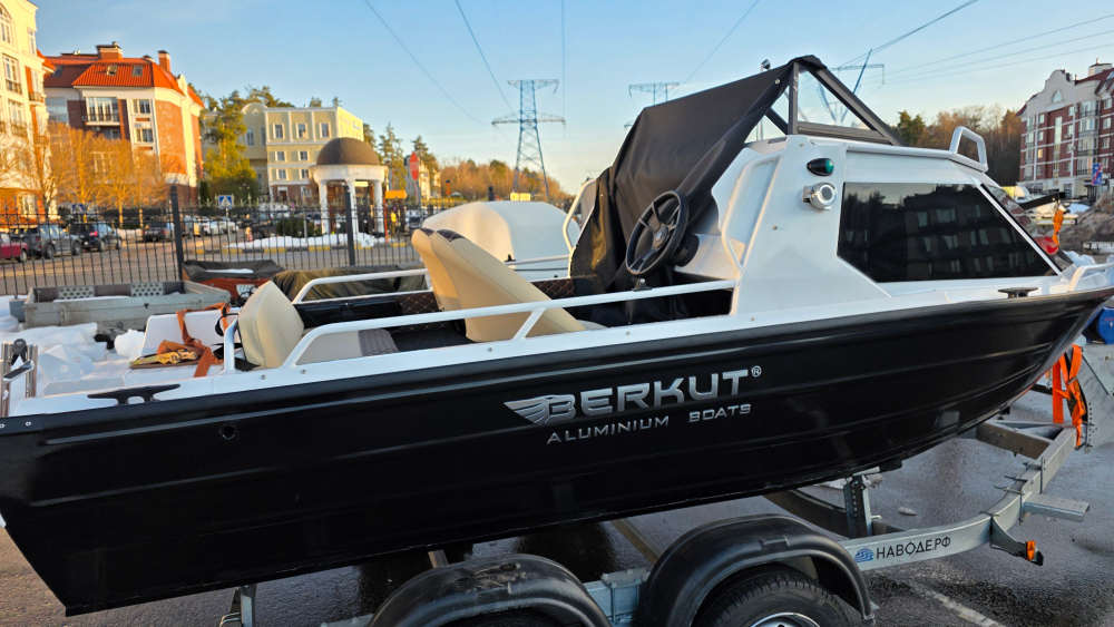 Алюминиевая моторная лодка BERKUT M-HT + Прицеп МЗСА 81773G.031. В наличии
