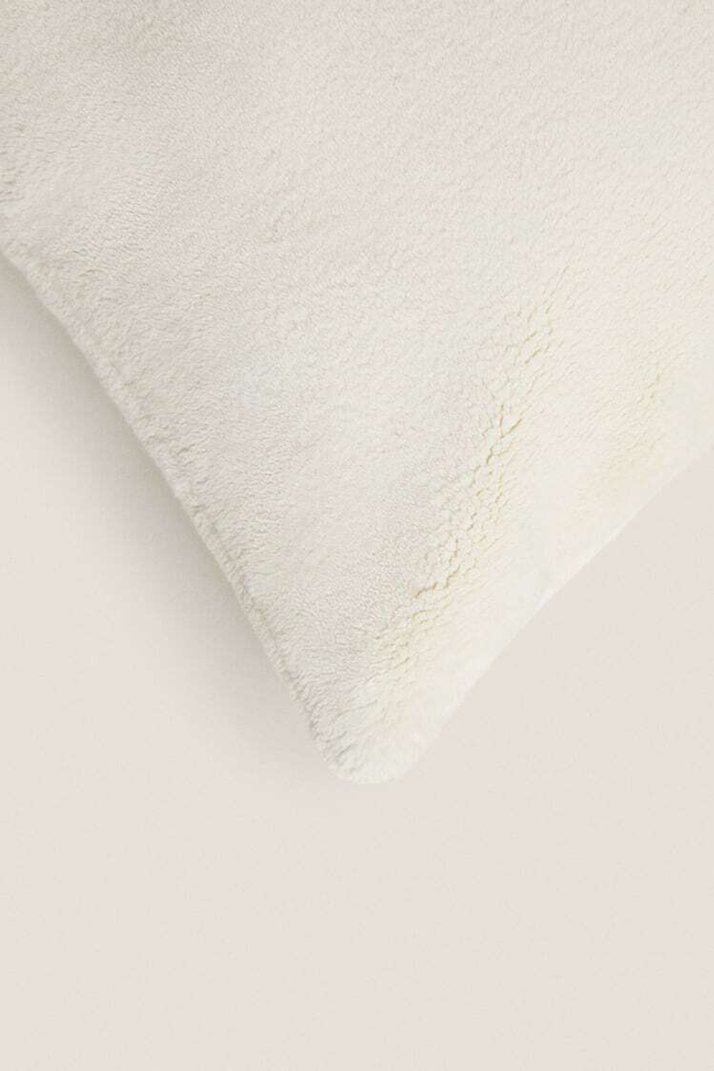 ZARA HOME ОДНОТОННЫЙ ЧЕХОЛ ДЛЯ ДЕКОРАТИВНОЙ ПОДУШКИ ИЗ ФЛИСА, КРЕМОВЫЙ
