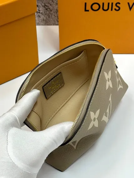 Косметичка Louis Vuitton Cosmetic Pouch Pm кремовый