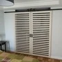 Фото амбарной раздвижной системы Loft 2 с дверьми