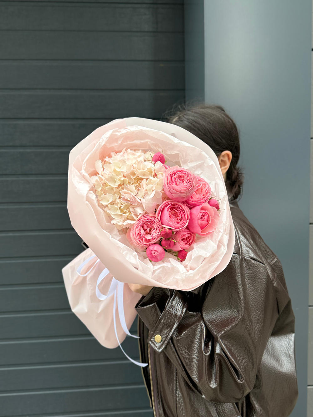 Букет с гортензией и пионовидными розами