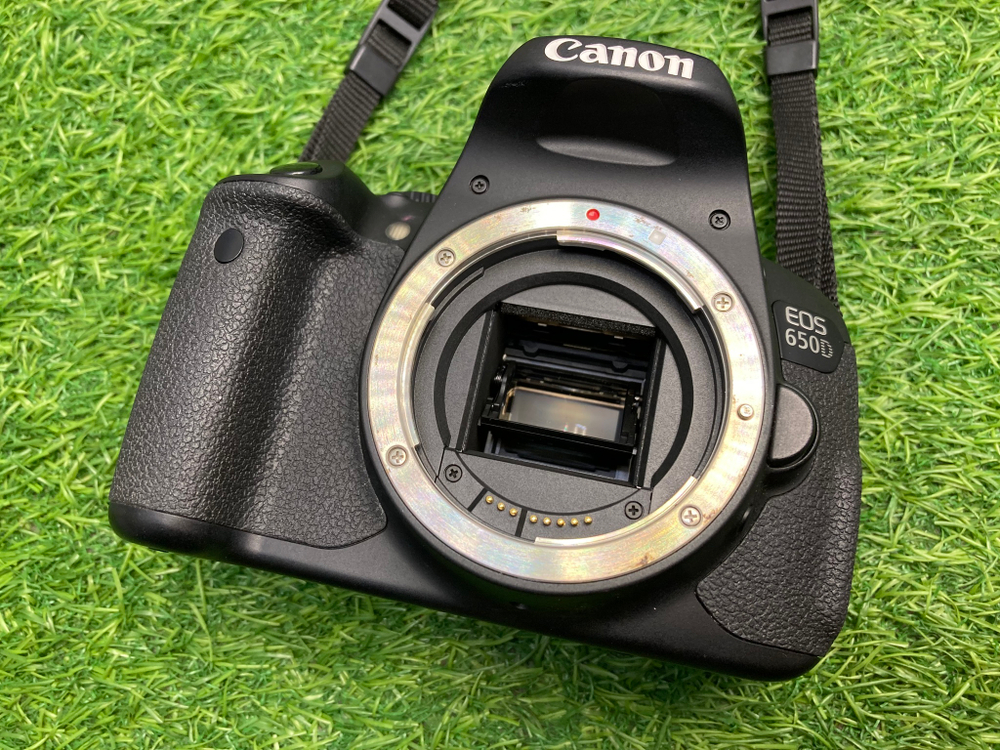 Canon 650D kit 18-55mm 3.5-5.6 IS II 8.100 кадров