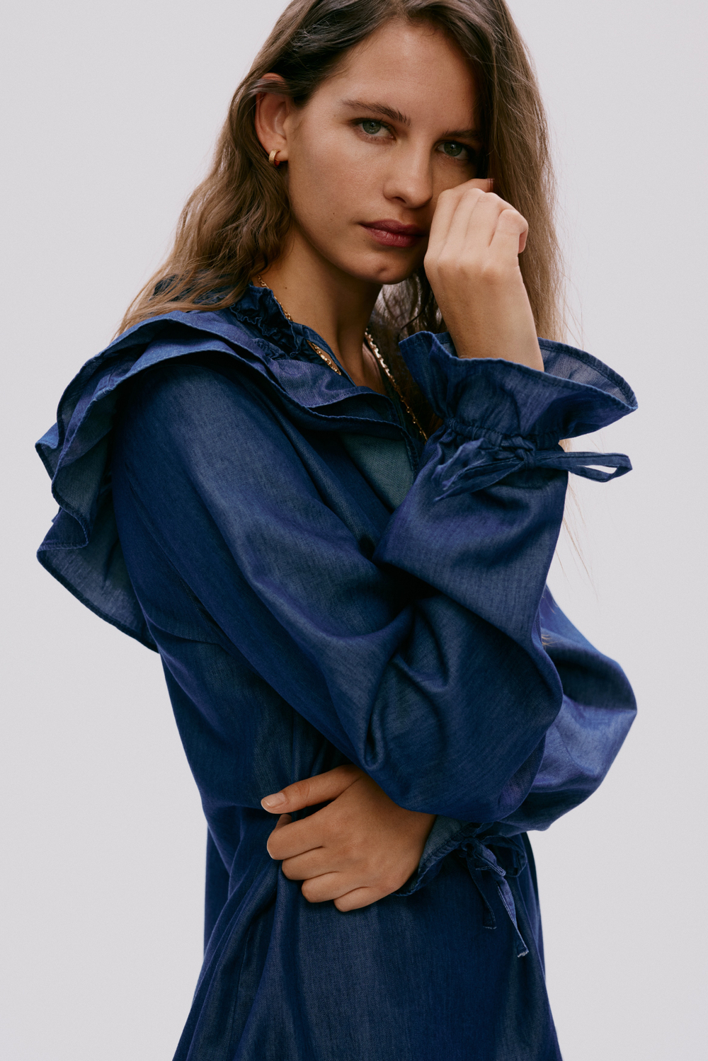 Джинсовое платье с оборками - H&M