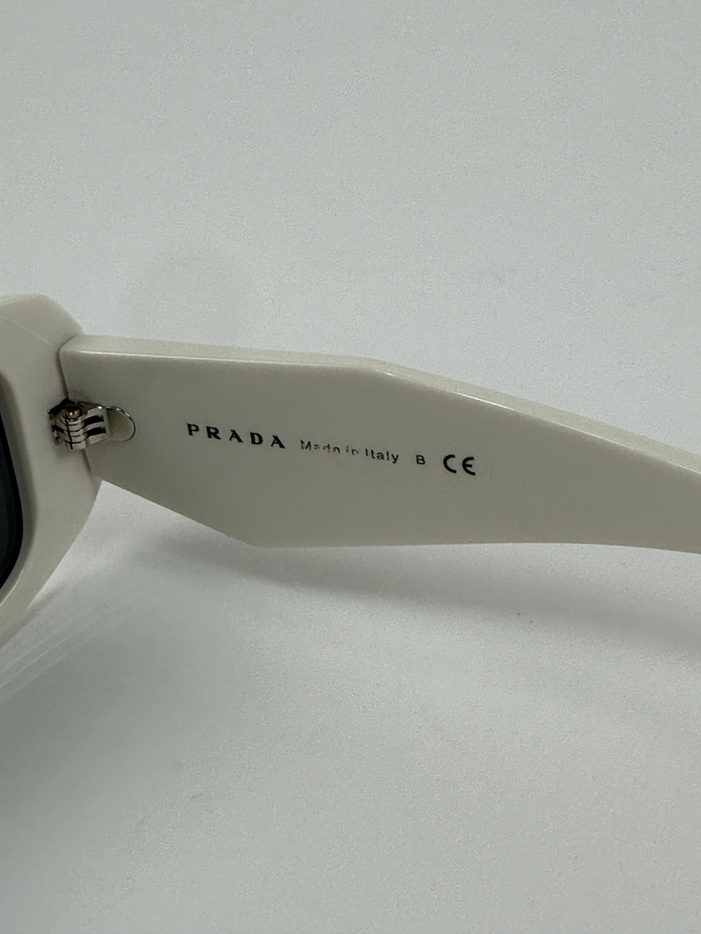 Очки Prada