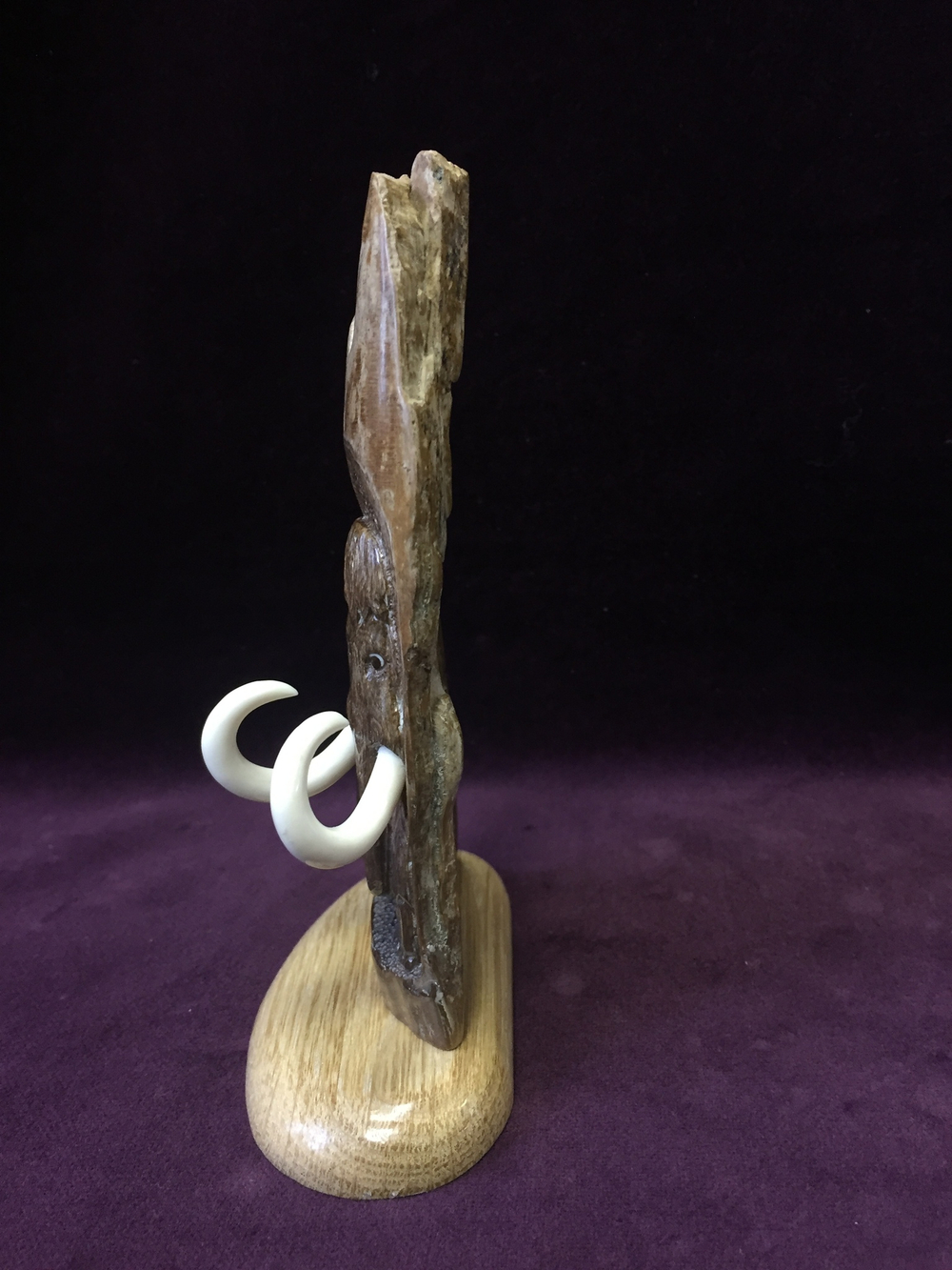 Экран "Мамонт", резная кость.