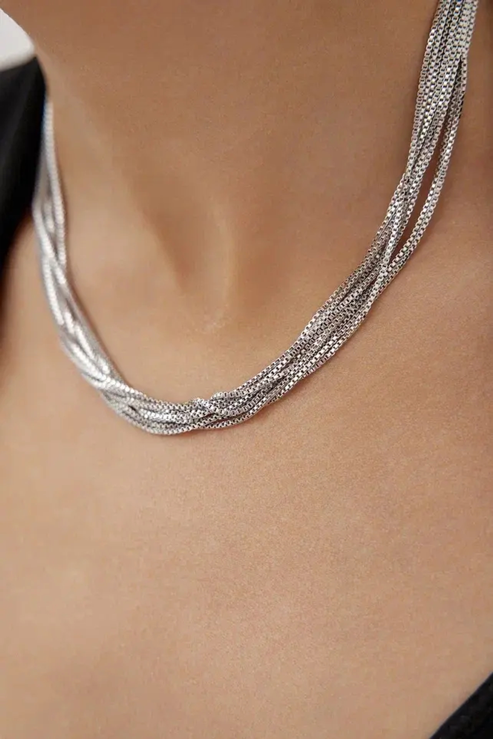 Колье из тонких серебряных цепочек