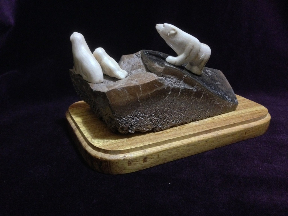 Охота на моржей, скульптура из кости