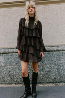 ZARA МИНИ-ПЛАТЬЕ С ВОЛАНАМИ, КОРИЧНЕВЫЙ