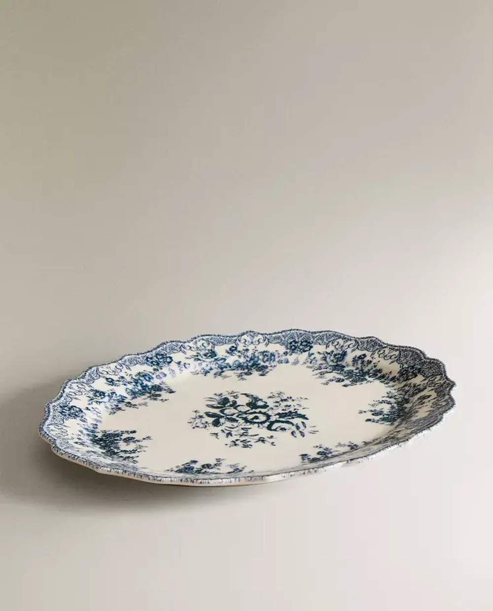 ZARA HOME БЛЮДО ИЗ ФАЯНСА С ЦВЕТОЧНЫМ УЗОРОМ, СИНИЙ