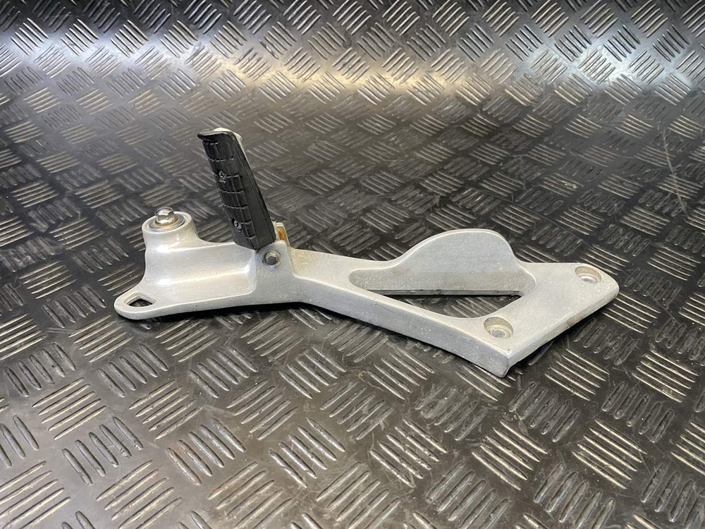 Подножка пассажирская левая Yamaha TDM850 RN03J (с кронштейном) 054006