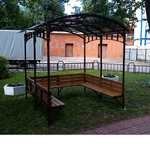 Беседка с лавочками-курилка с частично закрытыми стенками