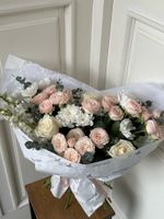Букет сборный с кустовыми пионовидными розами,эвкалиптом и дельфиниумом
