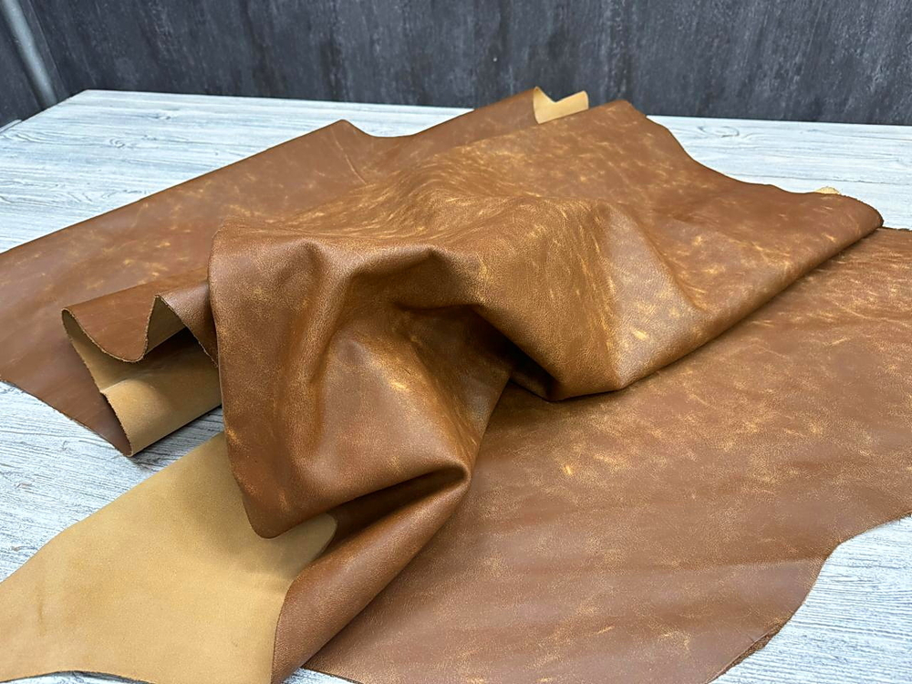 Мягкие складки кожи Ottiva Crash Brown демонстрируют пластичность и натуральный характер