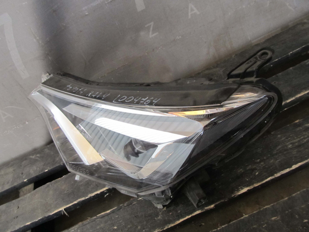 Фара левая LED Toyota RAV4 IV (XA40)  Б/У Оригинал 8118542680