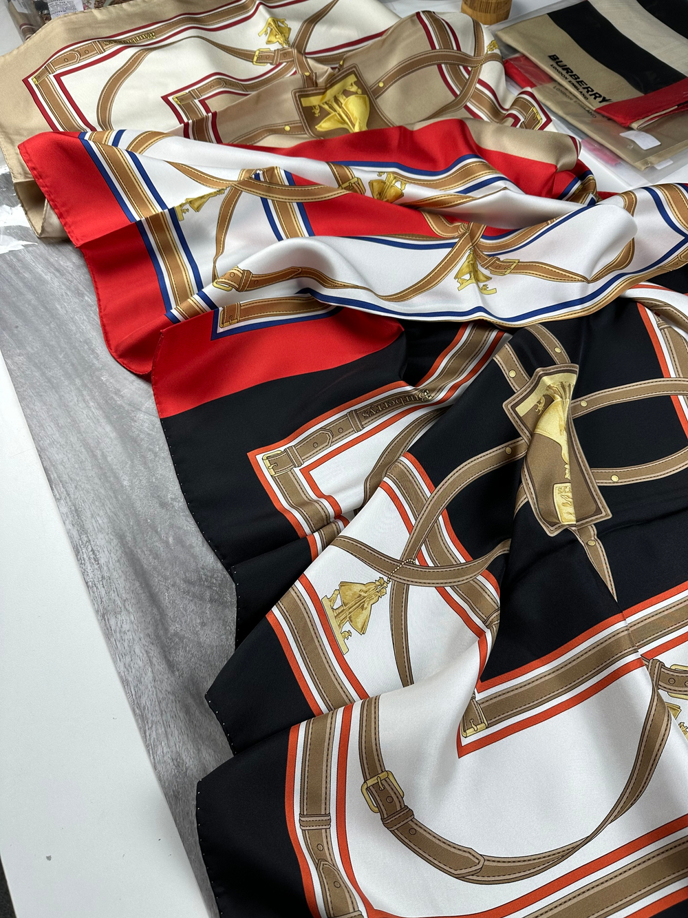 Шёлковый шарф Burberry, 210х70см, Ремни, подшит, с бирками и пакетом