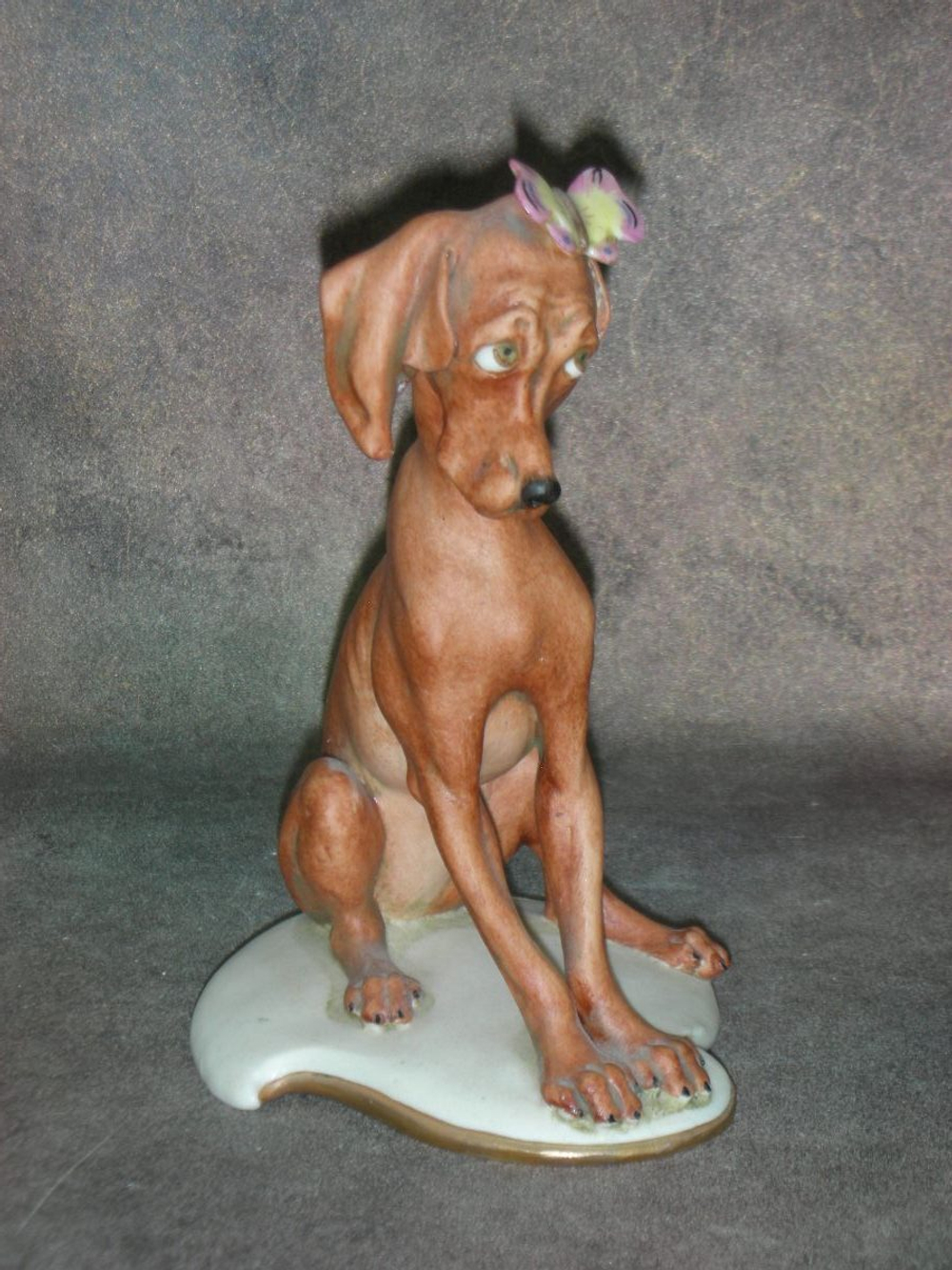 Статуэтка. Фарфор. Cобака с бабочкой на голове. Capodimonte. Италия