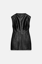 КОРОТКОЕ ПЛАТЬЕ ПОД КОЖУ С ПОДПЛЕЧНИКАМИ — ZARA