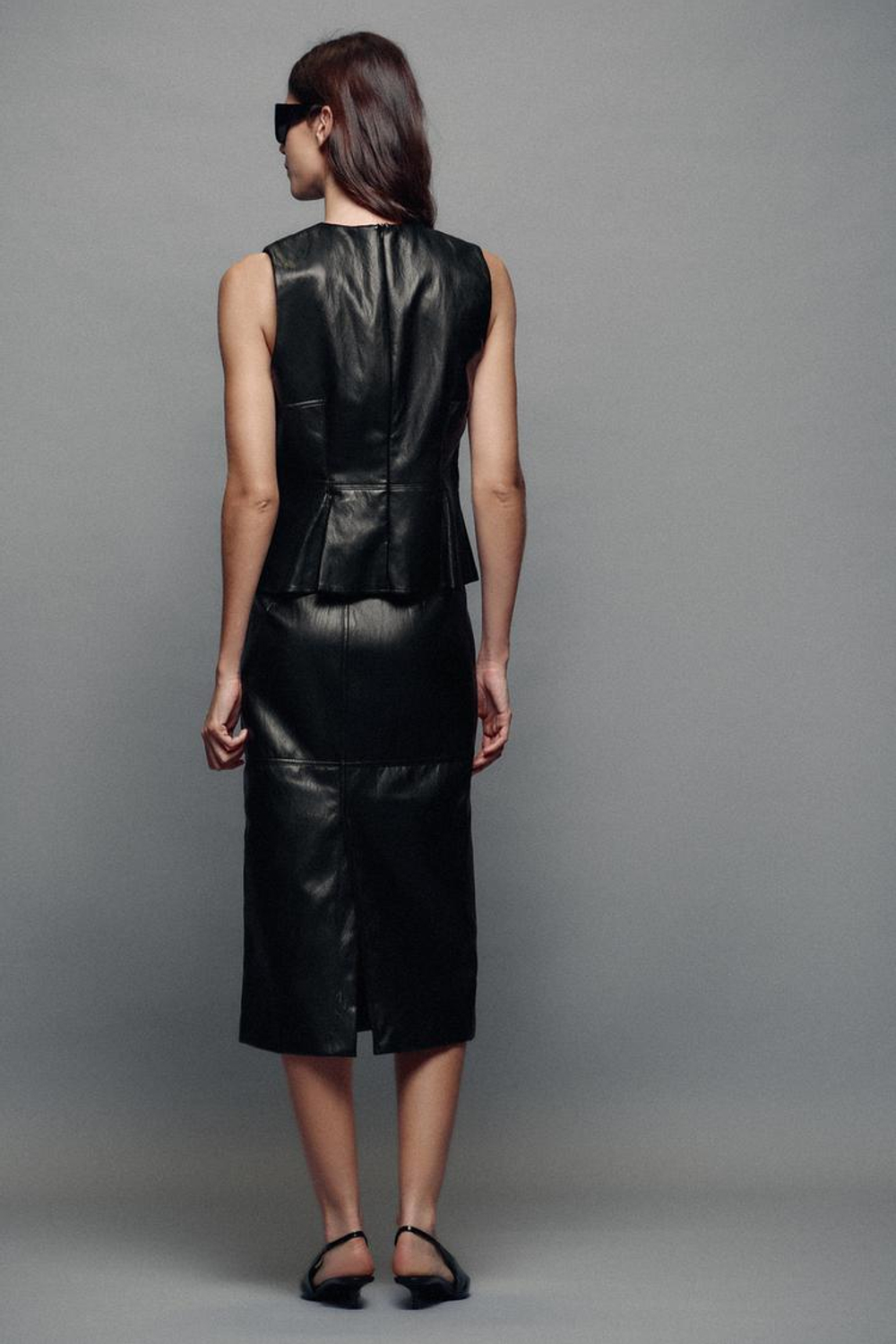 ZARA ТОП ИЗ ИСКУССТВЕННОЙ КОЖИ С ЗОЛОТЫМИ АППЛИКАЦИЯМИ, ЧЕРНЫЙ