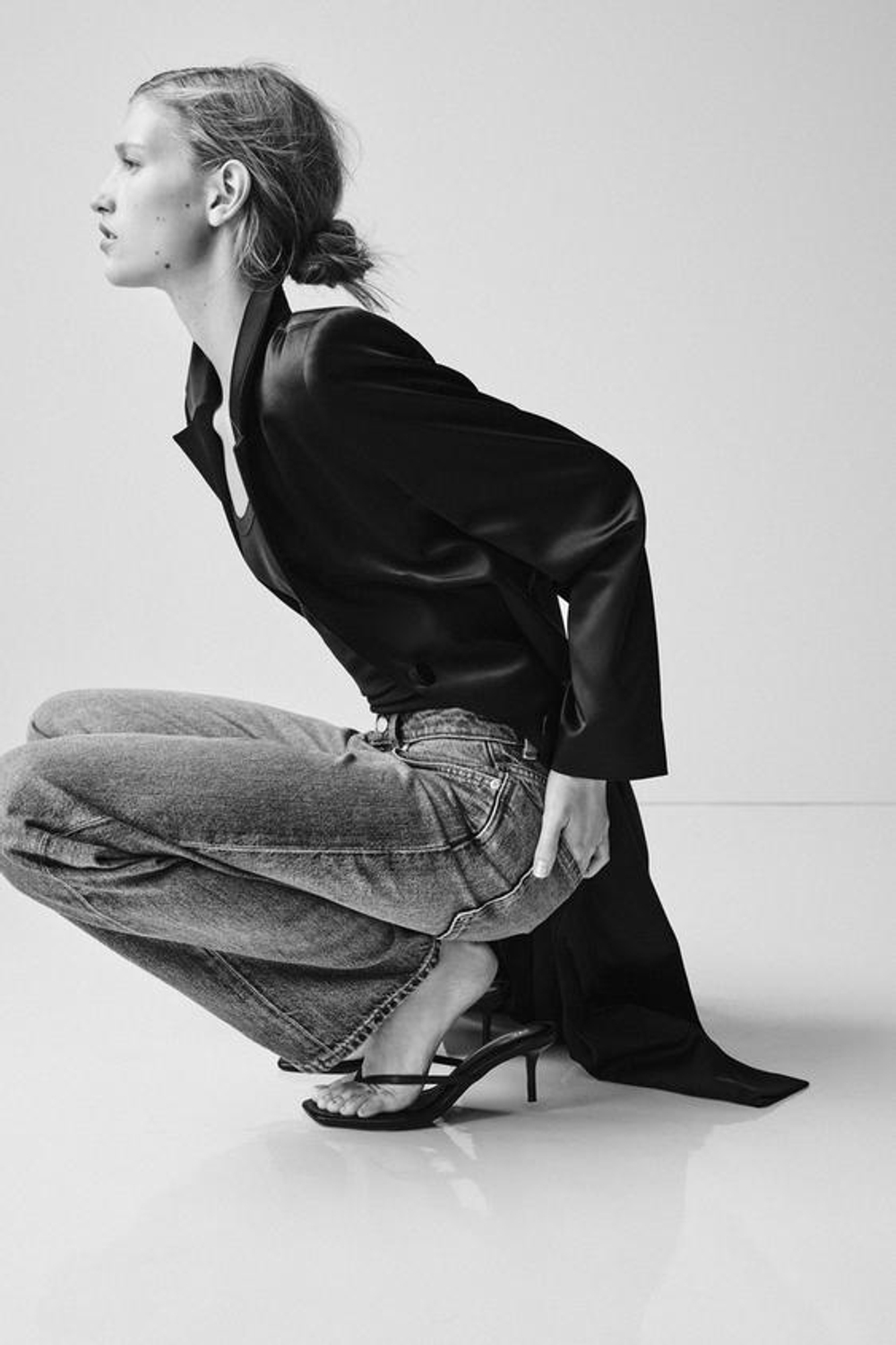 ZARA АТЛАСНОЕ ПАЛЬТО С ПОДПЛЕЧНИКАМИ, ЧЕРНЫЙ