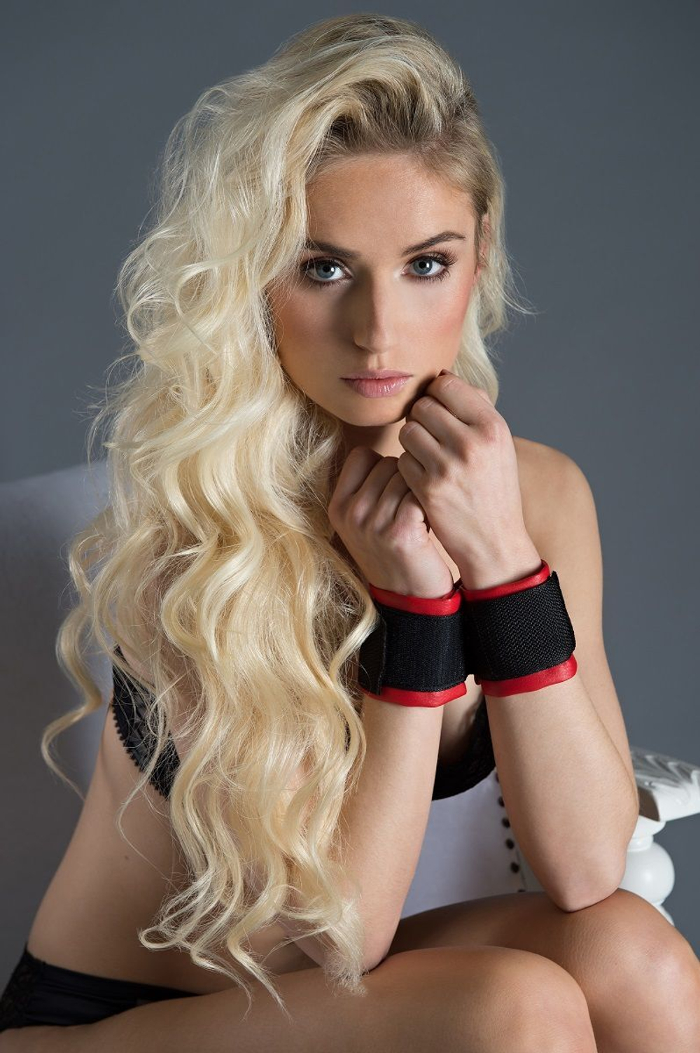 Полиуретановые манжеты для фиксации рук вместе Bound Together Wrist Restraints (Цвет: красный с черным)