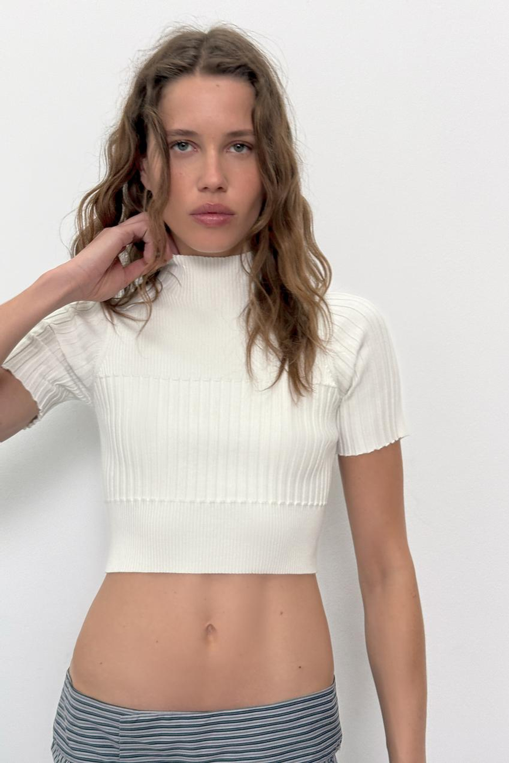 ZARA УКОРОЧЕННЫЙ ТОП В РУБЧИК, БЕЛЫЙ