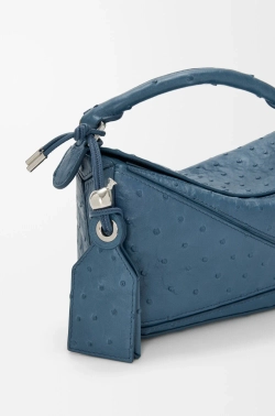 Loewe Сумка-мини Puzzle Featherlight из страусиной кожи, синий