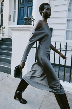 ZARA АТЛАСНОЕ ПЛАТЬЕ МАКСИ АСИММЕТРИЧНОГО КРОЯ, СЕРЫЙ