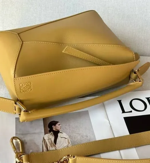 Сумка Loewe Puzzle Edge bag in classic calfskin