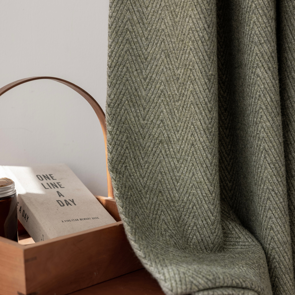 Шерстяная портьерная ткань «Sage Herringbone» — натуральная шерсть с крупным елочным переплетением для штор от пола до потолка
