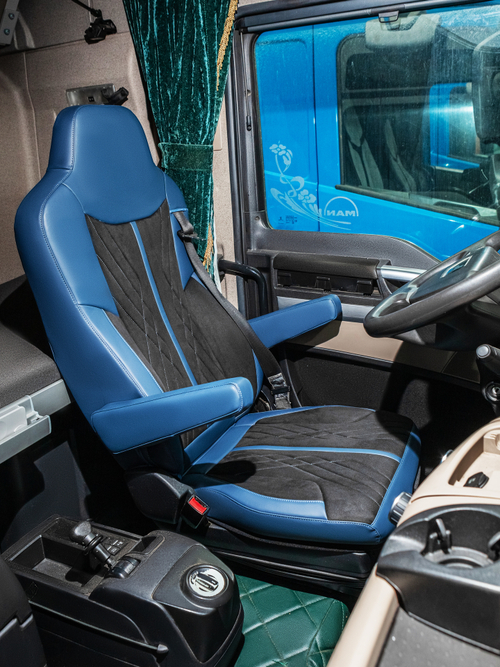 Чехлы Люкс MAN TGX до 2021 года (экокожа, синий, черная вставка)