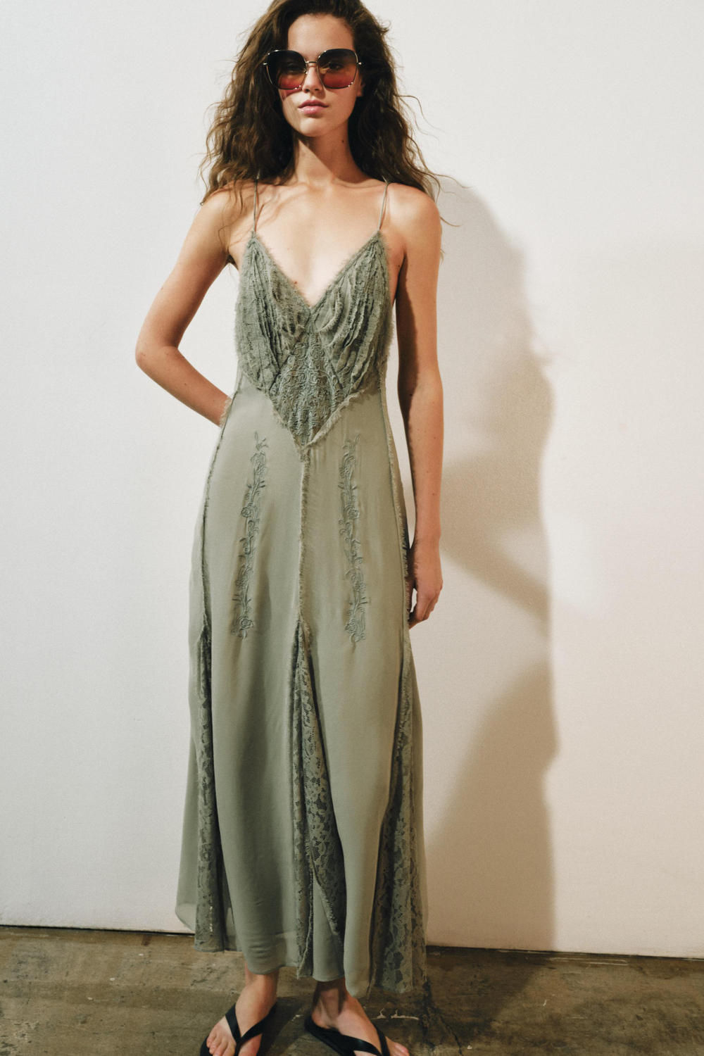 ПЛАТЬЕ С ВЫШИВКОЙ И ВОЛАНАМИ — ZW COLLECTION — ZARA