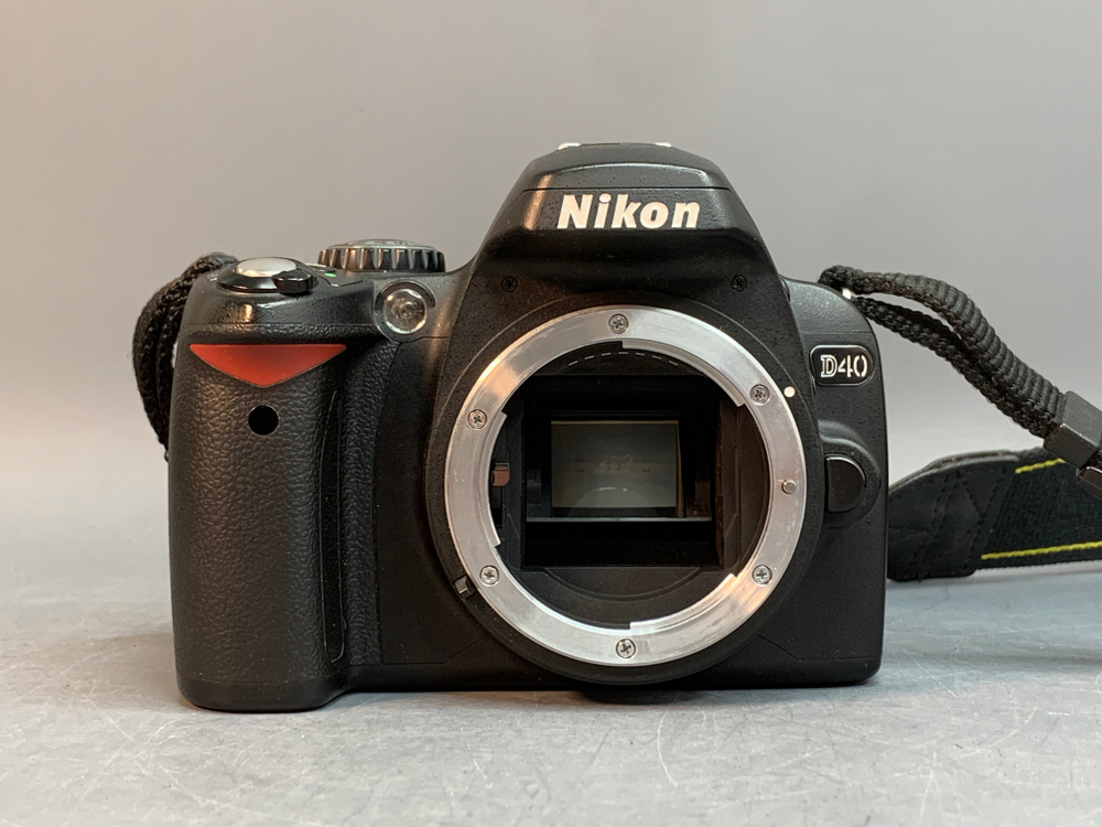 Nikon D40 kit 18-55mm 3.5-5.6G II ED 8.800 кадров